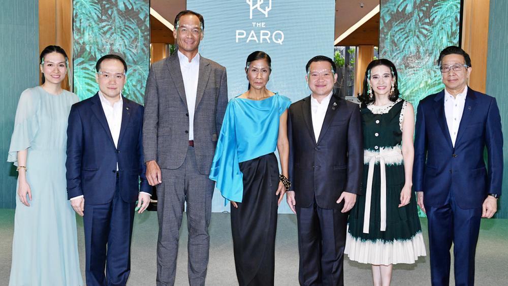 สุดยอด กอบกาญจน์ วัฒนวรางกูร, ฐาปน สิริวัฒนภักดี และ ปณต สิริวัฒนภักดี เปิด “เดอะ ปาร์ค ไลฟ์” ไลฟ์สไตล์รีเทลรูปแบบใหม่ โดยมี กรณ์ จาติกวณิช, ปภัชญา สิริวัฒนภักดี, ม.ล.ตรีนุช สิริวัฒนภักดี และ กมลนัย ชัยเฉนียน มาร่วมงานด้วย ที่โครงการ เดอะ ปาร์ค วันก่อน.