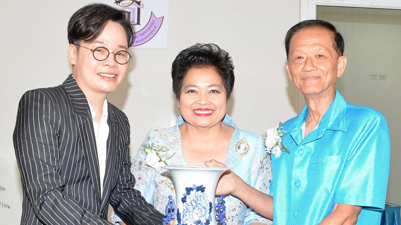 สุริยน ศรีอรทัยกุล รับมอบแจกันโบราณที่ประมูล จาก ดร.สายสม-ปรีชา วงศาสุลักษณ์.