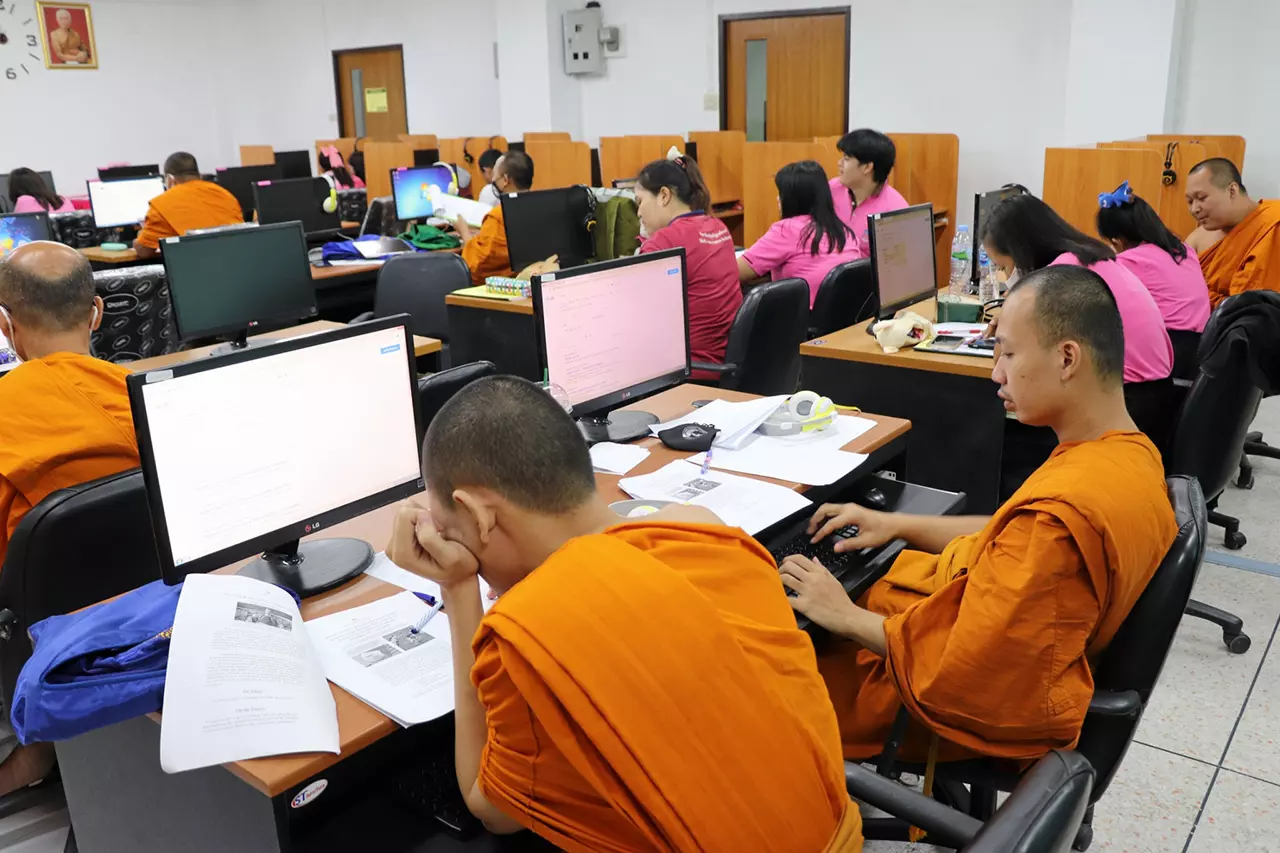 วิทยาลัยสงฆ์เพื่อท้องถิ่น "มจร วัดไร่ขิง" ให้โอกาสทางการศึกษาเด็กยากจน-ผู้สูงอายุ