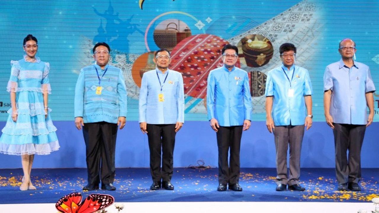อย่าพลาด - จุรินทร์ ลักษณวิศิษฏ์ รมว.พาณิชย์ เปิดงาน “ศิลปาชีพทอใจ วิถีใหม่ใต้ร่มพระบารมี” จัดถึง 5 ส.ค. โดยมี วีรศักดิ์ หวังศุภกิจโกศล, สมเด็จ สุสมบูรณ์, พรพล เอกอรรถพร, ทรงศักดิ์ ส่งเสริมอุดมชัย และ เขมนิจ จามิกรณ์ มาร่วมงานด้วย ที่อิมแพค เมืองทองธานี วันก่อน.