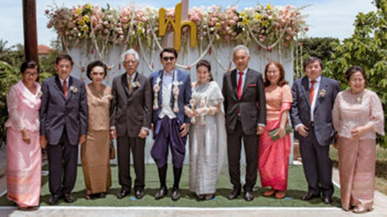 ชื่นมื่น - ดร.เกษม สนิทวงศ์ ณ อยุธยา เป็นประธานในงานวิวาห์ระหว่าง เพ็ญทิพย์ ธนประทีป กับ วิชญวัฒน์ บุตร พล.ท.ศ.ภาณุวิชญ์ พุ่มหิรัญ โดยมี คุณหญิงจามรี สนิทวงศ์ ณ อยุธยา และ สุวัจน์ พล.ท.หญิงพูนภิรมย์ ลิปตพัลลภ มาร่วมงานด้วย ที่เรือนไทยพุ่มหิรัญ นครชัยศรี วันก่อน.