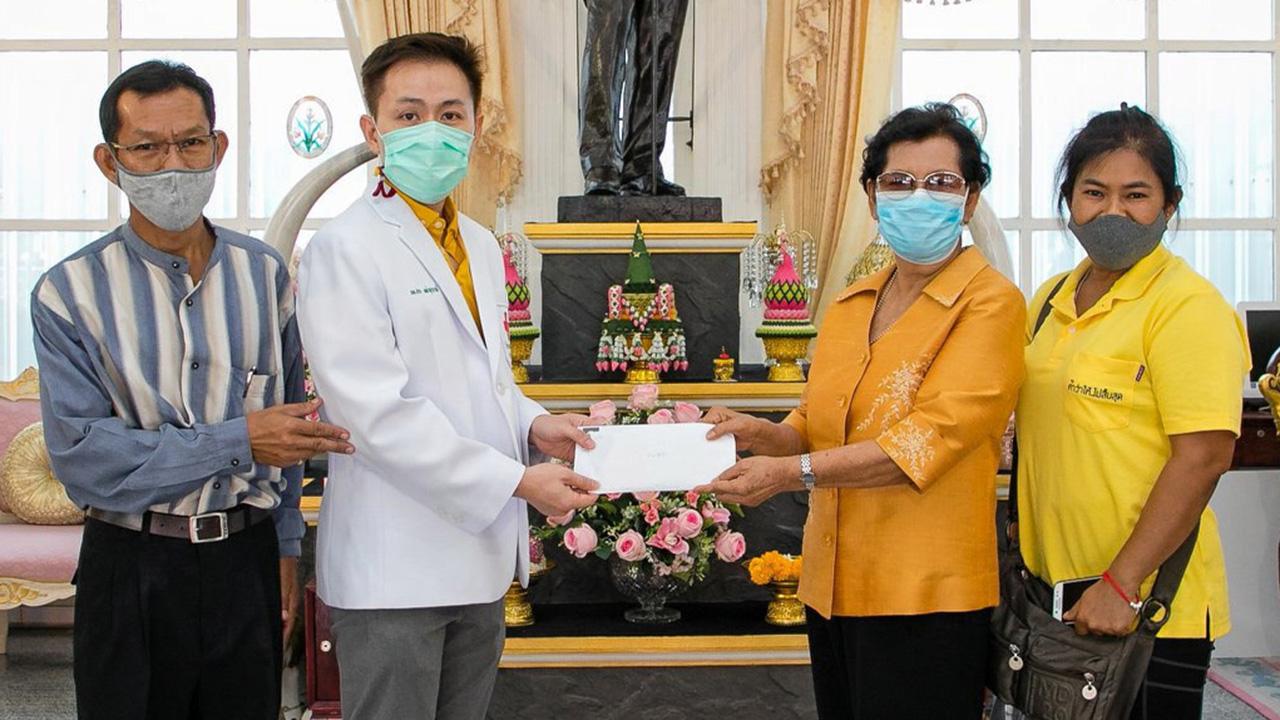 งานวิจัย - นพ.ปรก เหล่าสุวรรณ์ แพทย์ผู้เชี่ยวชาญ ฝ่ายวิสัญญีวิทยา รับมอบเงินบริจาคจำนวน 1,000,000 บาท จากตัวแทนของ ปัญญา มณีขาว เพื่อสมทบกองทุนแข็งแรง มั่งมี ในการพัฒนาวิชาการวิจัยและการบริการของฝ่ายวิสัญญีวิทยา รพ.จุฬาลงกรณ์ สภากาชาดไทย ที่ศาลาทินทัต วันก่อน.
