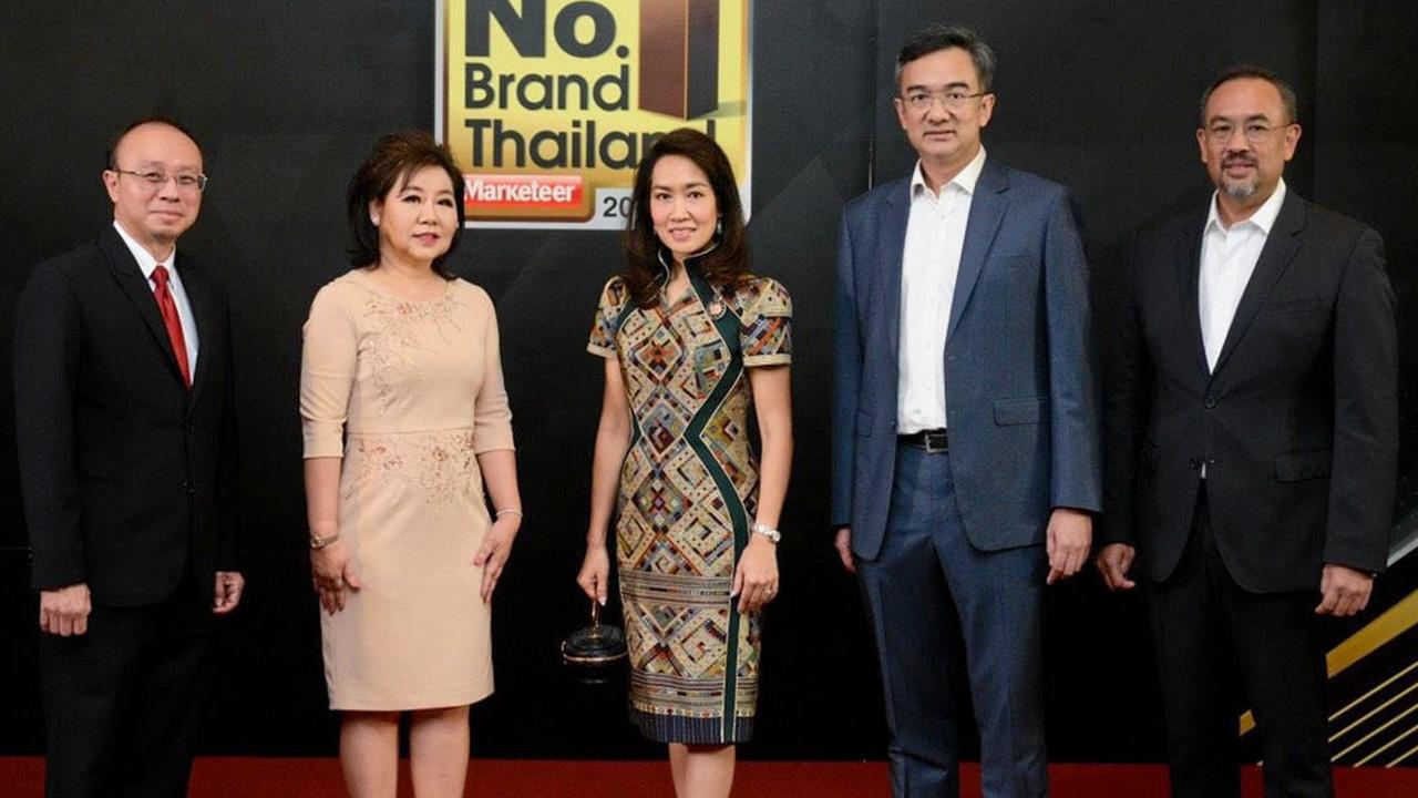 ภูมิใจ - วิทูร ศิลาอ่อน ประธาน บ.เอสแอนด์พี ซินดิเคท รับรางวัล Marketeer No.1 Brand Thailand 2019-2020 ประเภท Bakery Shop จากผลสำรวจด้านการตลาดของนิตยสาร Marketeer โดยมี กำธร ศิลาอ่อน และ มณีสุดา ศิลาอ่อน มาร่วมงานด้วย ที่โรงแรมดิ โอกุระ เพรสทีจ วันก่อน.