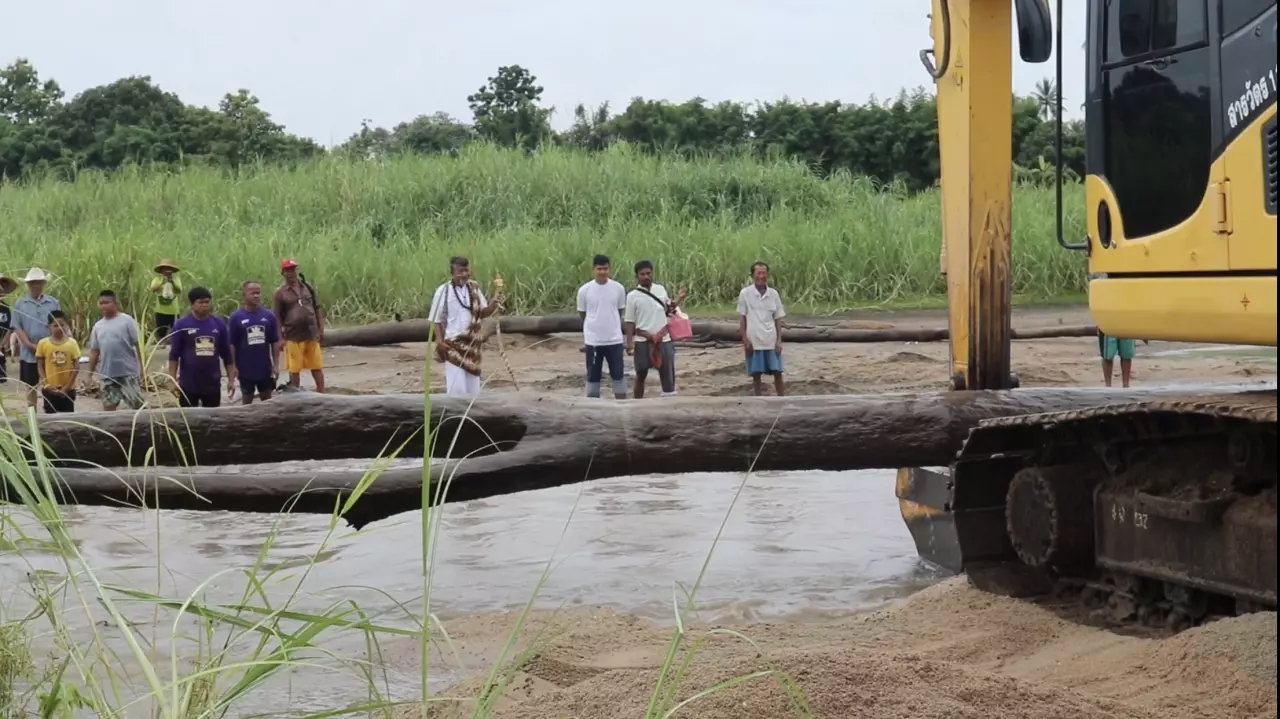 อายุตะเคียน "แม่ขันทอง" ให้โชครวยทั้งตำบล ชาวบ้านลงขันขุดขึ้นจากน้ำ