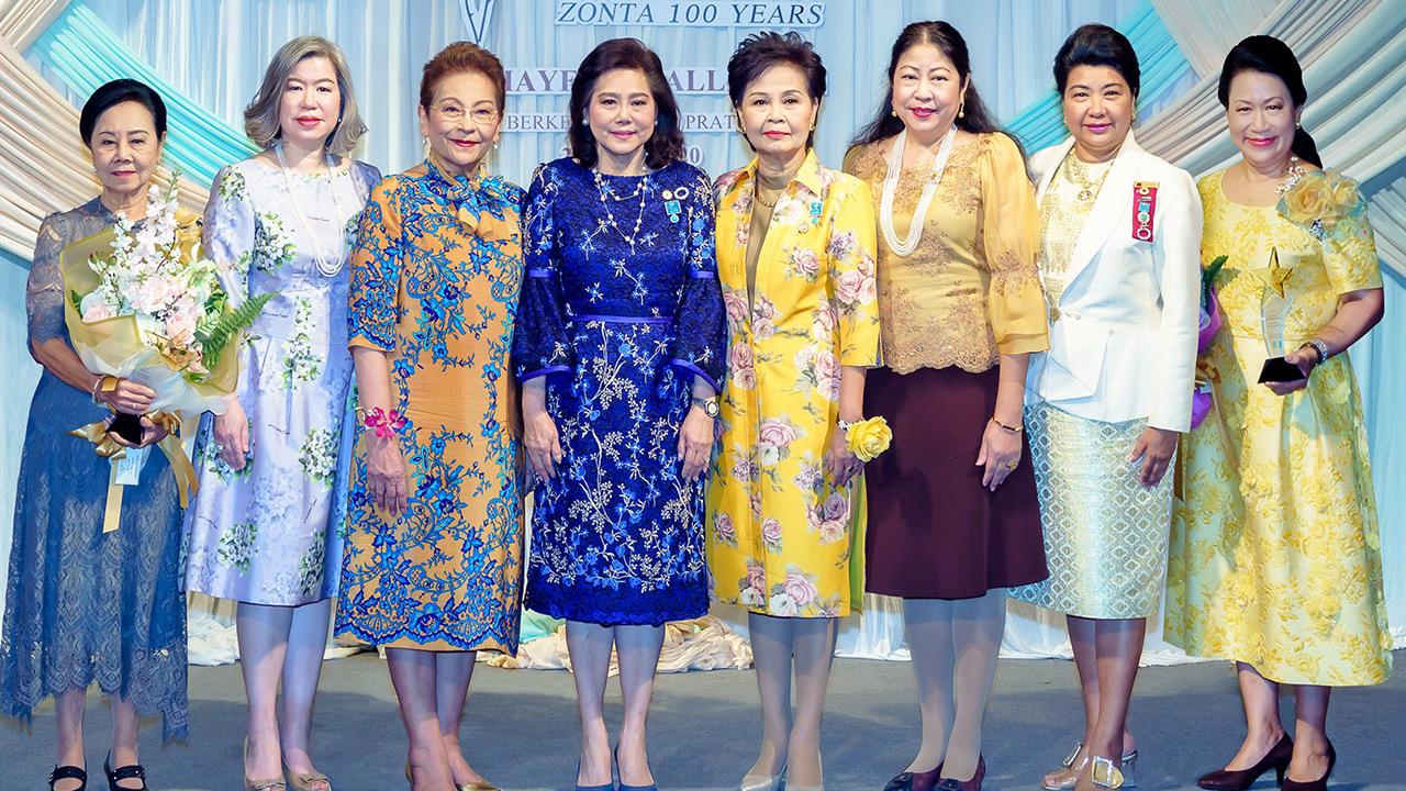 ภูมิใจ - พวงทอง อานันทนะสุวงศ์ จัดงาน Zonta Rose Day 2020 มอบรางวัลให้แก่สตรีผู้อุทิศ ตนช่วยเหลือสังคม โดยมี ดร.ลาลีวรรณ กาญจนจารี, ชวาลี โอสถานุเคราะห์, ดร.สร้อยเพชร เรศานนท์ และ รัญชา บริบาลบุรีภัณฑ์ มาร่วมงานด้วย ที่โรงแรมเบอร์เคลีย์ วันก่อน.