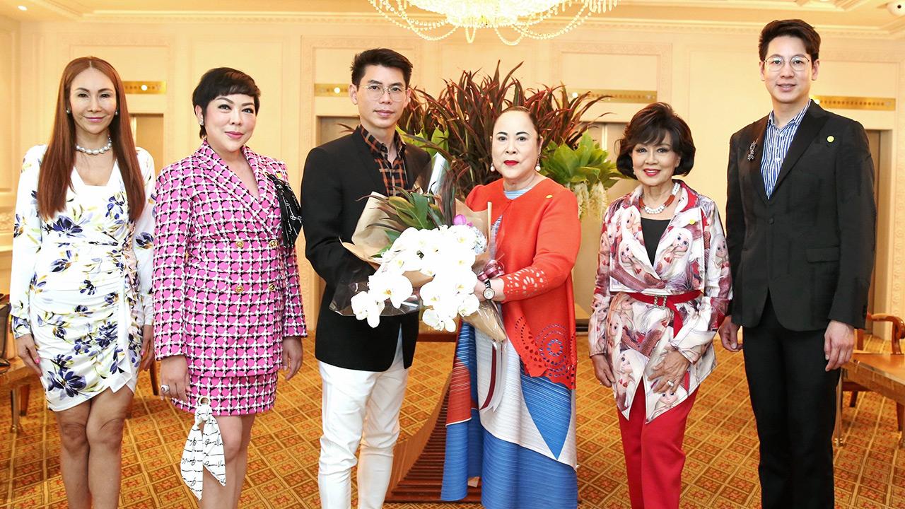 มอบดอกไม้ - ม.ร.ว.สุพรรณกัลยา ทองใหญ่ จัดงานเลี้ยงแสดงความยินดีแก่ วสวัตติ์ วัฒนาศิริสมบัติ ในโอกาสเปิดร้าน Prezioso Jewelry โดยมี วี มาร์, ศศิวิมล ดารารัตนโรจน์, ปิยะมาลา ดำริ กาญจน์ และ นพ.ปรัชญ์ พึ่งเจษฎา มาร่วมงานด้วย ที่โรงแรมแมนดาริน โอเรียนเต็ล วันก่อน.