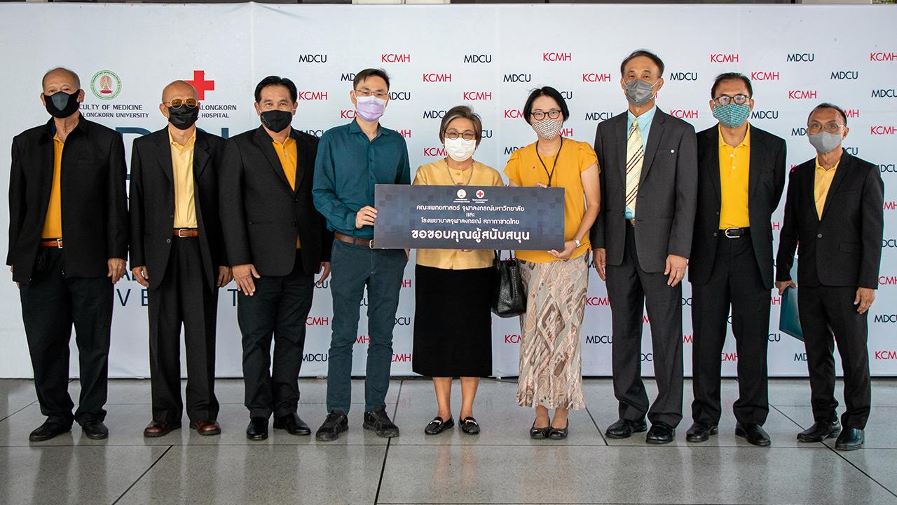 สมทบ - ศ.ดร.พญ.ณัฏฐิยา หิรัญกาญจน์ และ นพ.ไตรรักษ์ พิสิษฐ์กุล รับมอบเงินบริจาค จำนวน 300,000 บาท จาก ทองอุไร ลิ้มปิติ ประธาน กก.บ.บริหารสินทรัพย์ กรุงเทพพาณิชย์ เพื่อสมทบกองทุนภูมิคุ้มกันบำบัดมะเร็งจุฬา ที่คณะแพทยศาสตร์ จุฬาลงกรณ์มหาวิทยาลัย วันก่อน.