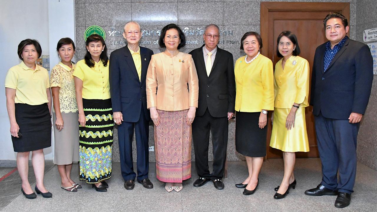 ประชุม - คุณหญิงปัทมา ลีสวัสดิ์ตระกูล เป็นประธานการประชุมคณะกรรมการกองทุนส่งเสริมงานวัฒนธรรม พิจารณาอนุมัติโครงการศิลปะวัฒนธรรม โดยมี เบญจวรรณ สร่างนิทร, ผศ.ประวิตร นิลสุวรรณากุล และ พิมพ์รวี วัฒนวรางกูร มาร่วมประชุมด้วย ที่กรมส่งเสริมวัฒนธรรม วันก่อน.