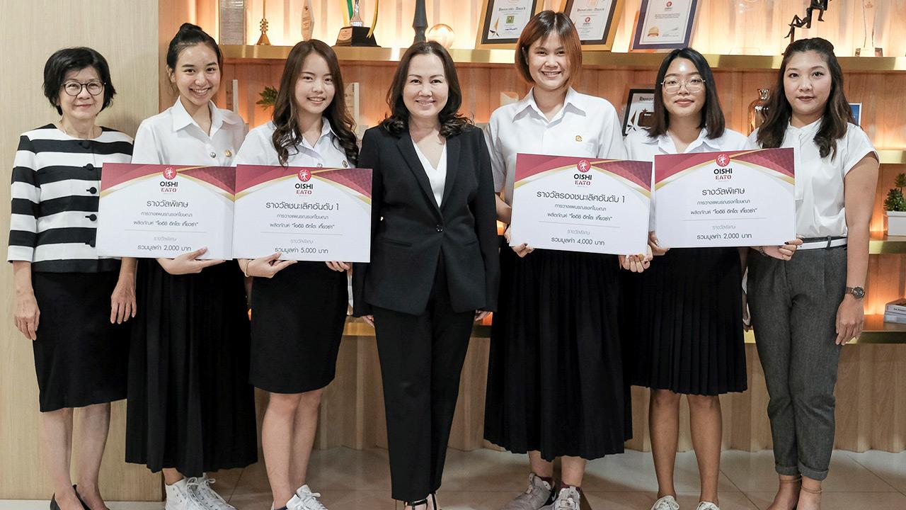 คนเก่ง - มนต์ฤดี อัครราช มอบรางวัลชนะเลิศการวิจัยและการวางแผนรณรงค์โฆษณา กรณีศึกษา : ผลิตภัณฑ์อาหารสำเร็จรูป “โออิชิ อีทโตะ เกี๊ยวซ่า” ให้แก่ นภัสนันท์ พงษ์ลี้รัตน์, อภิสรา วงษ์สนิท, พิชชาภรณ์ จำปีเพ็ชร์ และ นีรชา ค้าขาย ที่บ.โออิชิ กรุ๊ป สนง.ใหญ่ วันก่อน.