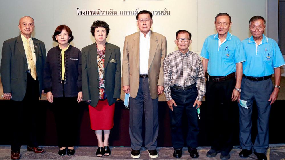 เรื่องกล้วยไม้ ดร.อนันต์ ดาโลดม เปิดประชุม “กล้วยไม้...อัญมณีศรีสยาม” การจัดแสดงและประกวดกล้วยไม้ระดับประเทศ โดยมี ลักขณา นะวิโรจน์, เย็นลือชา วีระวัฒนเมธิน, ศิริพร วรกุลดำรงชัย และ บุญฤทธิ์ เมธีกสิวัฒน์ มาร่วมประชุมด้วย ที่โรงแรมมิราเคิล แกรนด์ วันก่อน.