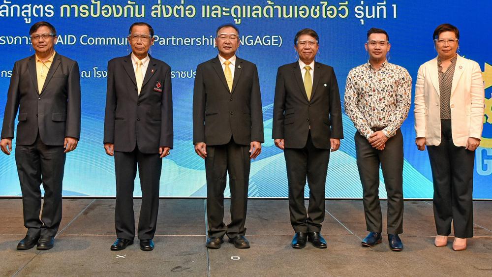 รุ่นแรก นพ.ประพนธ์ ตั้งศรีเกียรติกุล ผู้ช่วย รมต.ประจำสำนักนายกรัฐมนตรี มอบใบประกาศนียบัตร หลักสูตร “การป้องกัน ส่งต่อ และดูแลด้านเอชไอวี รุ่นที่ 1” ให้แก่อาสาสมัครองค์กรภาคประชาสังคม โดยมี นพ.ประพันธ์ ภานุภาค มาร่วมในพิธีด้วย ที่โรงแรมเรเนซองส์ วันก่อน.