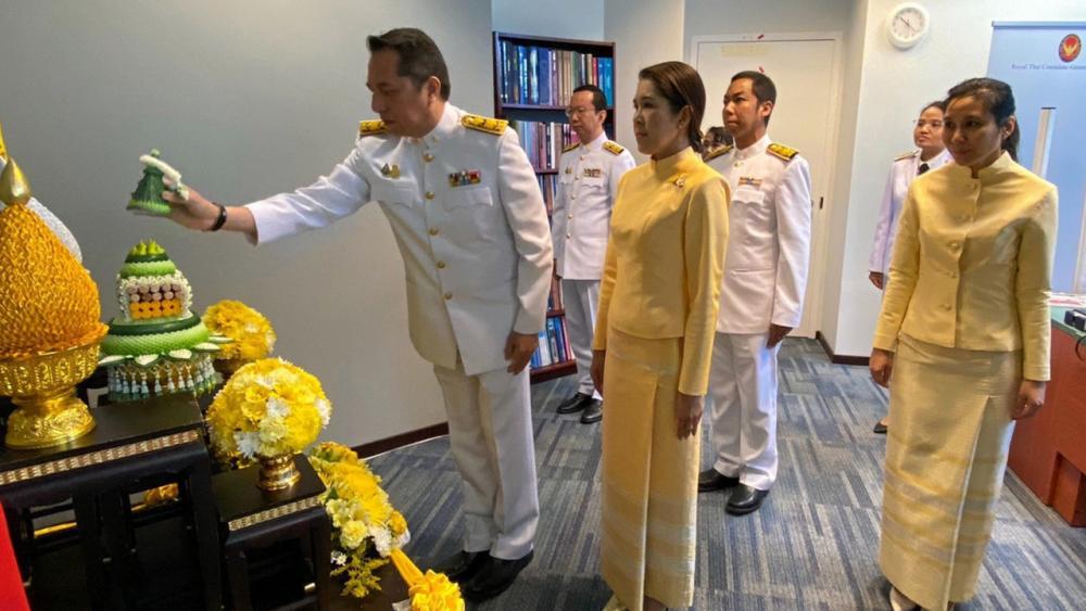 จงรักภักดี นนทวัฒน์ จันทร์ตรี กงสุลใหญ่ ณ นครแวนคูเวอร์ แคนาดา นำข้าราชการและทีมประเทศไทยร่วมพิธีถวายพระพรชัยมงคล พระบาทสมเด็จ พระเจ้าอยู่หัว และปฏิญาณตนเป็นข้าราชกรที่ดี ที่สถานกงสุลใหญ่ฯ.