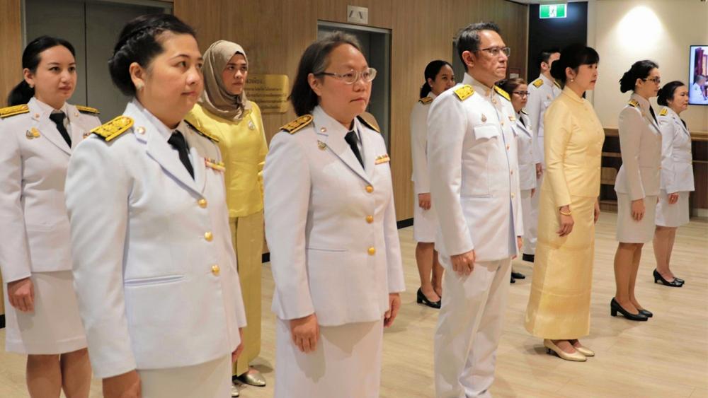 รวมใจไทย จักรกฤดิ กระจายวงศ์ กงสุลใหญ่ ณ นครซิดนีย์ ประเทศออสเตรเลีย นำข้าราชการและทีมประเทศไทย ร่วมพิธีถวายพระพรชัยมงคล พระบาทสมเด็จพระเจ้าอยู่หัว เนื่องในวันเฉลิมพระชนมพรรษา ที่ สกญ.