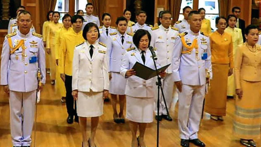 ทรงพระเจริญ บุษฎี สันติพิทักษ์ ออท.ณ กรุงแคนเบอร์รา ประเทศออสเตรเลีย นำข้าราชการและทีมประเทศไทยร่วมพิธีถวายพระพรชัยมงคล พระบาทสมเด็จพระเจ้าอยู่หัว เนื่องในวันเฉลิมพระชนมพรรษา ที่สถานทูต.