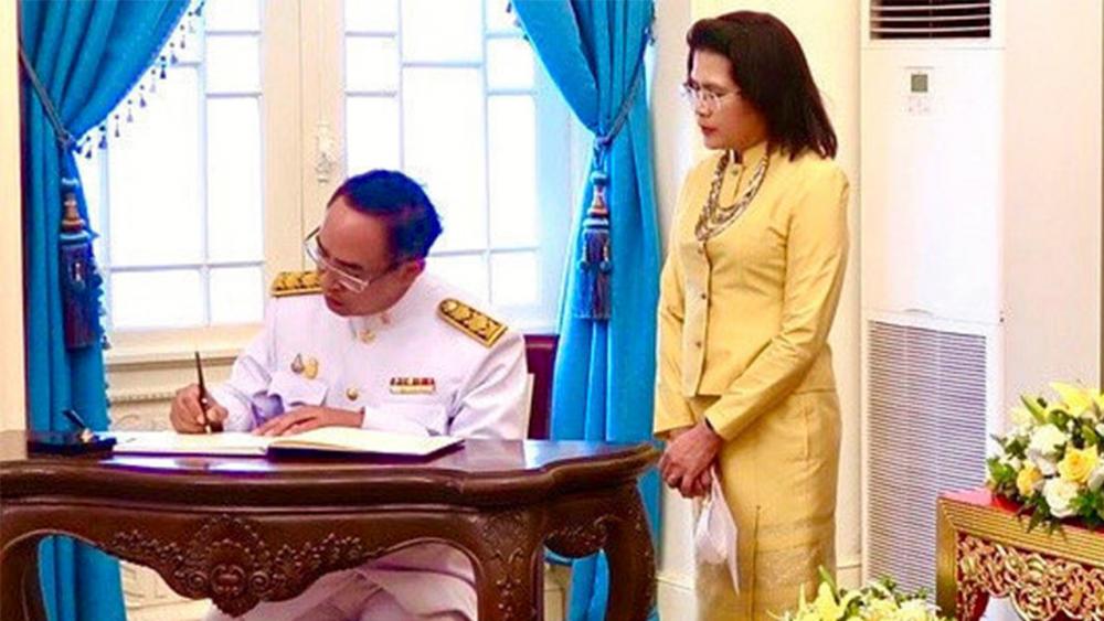 ผองไทย ธานี แสงรัตน์ เอกอัครราชทูต ณ กรุงฮานอย ประเทศเวียดนาม นำข้าราชการและชาวไทย ร่วมลงนามถวายพระพรชัยมงคล พระบาทสมเด็จ พระเจ้าอยู่หัว เนื่องในวันเฉลิมพระชนมพรรษา ที่สถานทูตฯ.