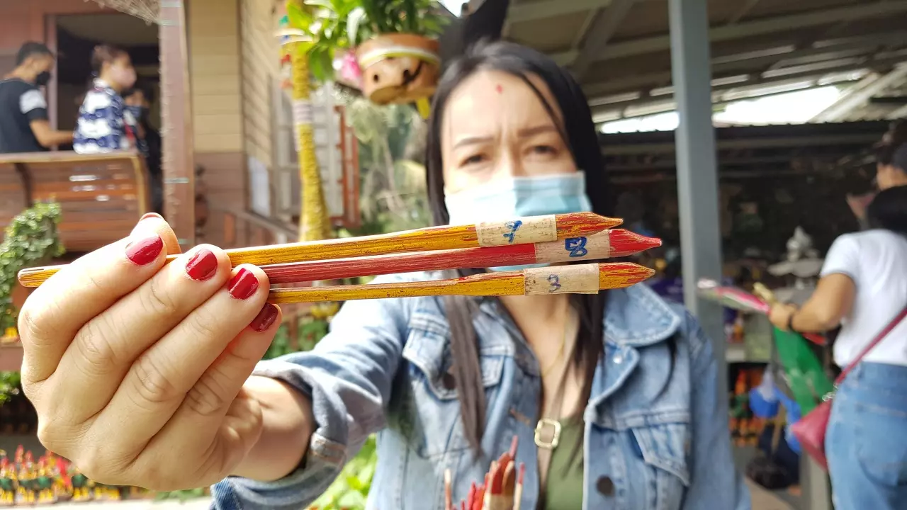 สาวเผย "เลขเด็ด" หลังดวงเฮงถูกหวยกว่า 50 ใบ ถวายฆ้องยักษ์แก้บน "ปู่ศรีสุทโธ"