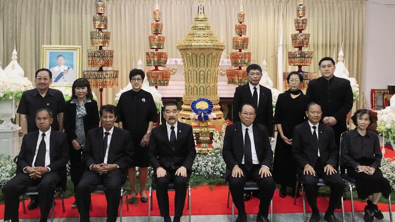 ปลายทางชีวิต - ถิรชัย วุฒิธรรม, นิคม ไวยรัชพานิช, ทวีศักดิ์ เดชเดโช, สมภพ ระงับทุกข์, ชุมพร พลรักษ์ และ อารุณี รัศมีทัต มาร่วมในพิธีสวดพระอภิธรรม เจิดศักดิ์ ชีวะก้องเกียรติ ท่ามกลางญาติมิตรมาร่วมในพิธีด้วย ที่ศาลาพ่วงจินดา วัดพระศรีมหาธาตุวรมหาวิหาร ค่ำวันก่อน.