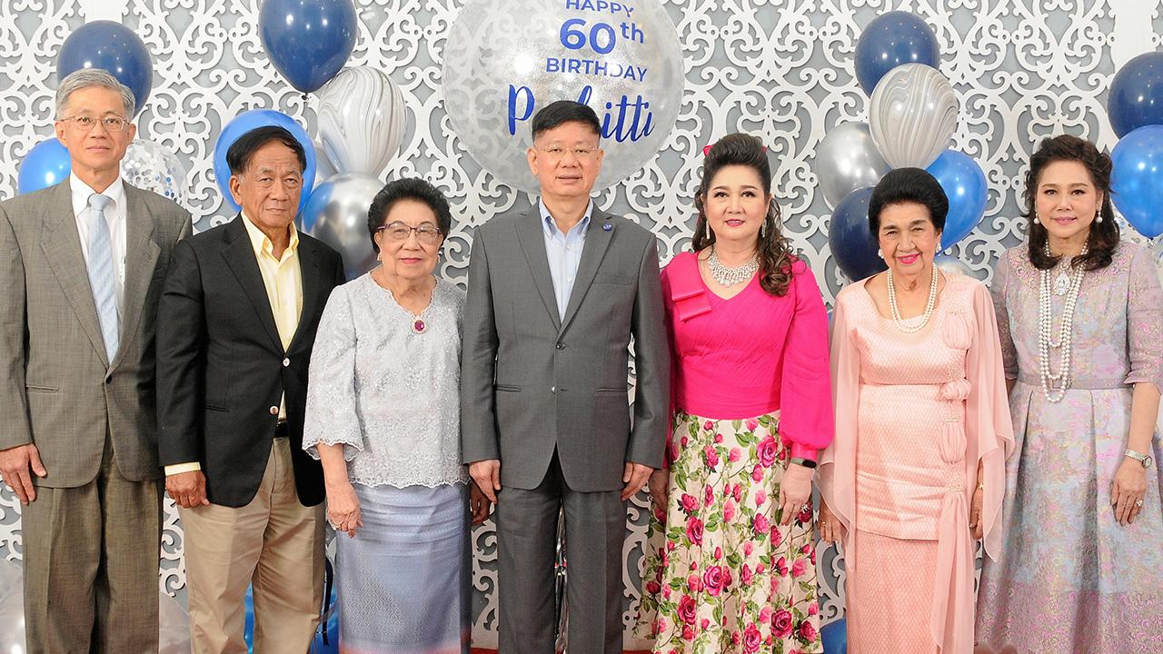 ชื่นมื่น - มนวิภา ประชัญคดี จัดงานเลี้ยงฉลองวันเกิดครบ 60 ปี ให้สวีทฮาร์ท รศ.นพ.ปกิตติ ทยานิธิ โดยมี พล.ร.อ.พะจุณณ์ ตามประทีป, คุณหญิงจินดา จรุงเจริญเวชช์, คุณหญิงโรส บริบาลบุรีภัณฑ์ และ ดร.ปิยะพันธ์ ทยานิธิ มาร่วมอวยพรด้วย ที่วิภาวดีพาเลซ วันก่อน.