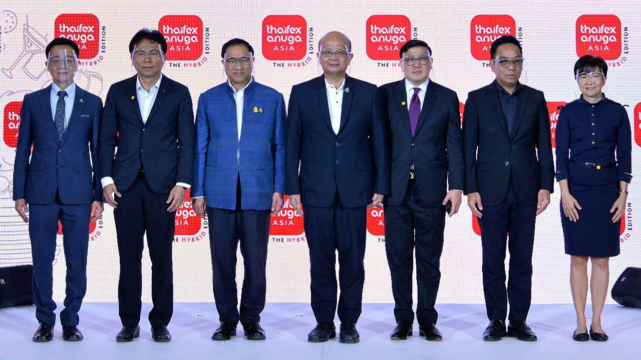 อย่าพลาด - สมเด็จ สุสมบูรณ์, กลินท์ สารสิน และ ภูษิต ศศิธรานนท์ แถลงข่าวเตรียมการจัด “THAIFEX-ANUGA ASIA 2020” งานแสดงสินค้าอาหารและเครื่องดื่ม ในวันที่ 22-26 ก.ย. ที่อิมแพค เมืองทองธานี โดยมี ดร.กฤษณะ วจีไกรลาศ มาร่วมงานด้วย ที่กระทรวงพาณิชย์ วันก่อน.