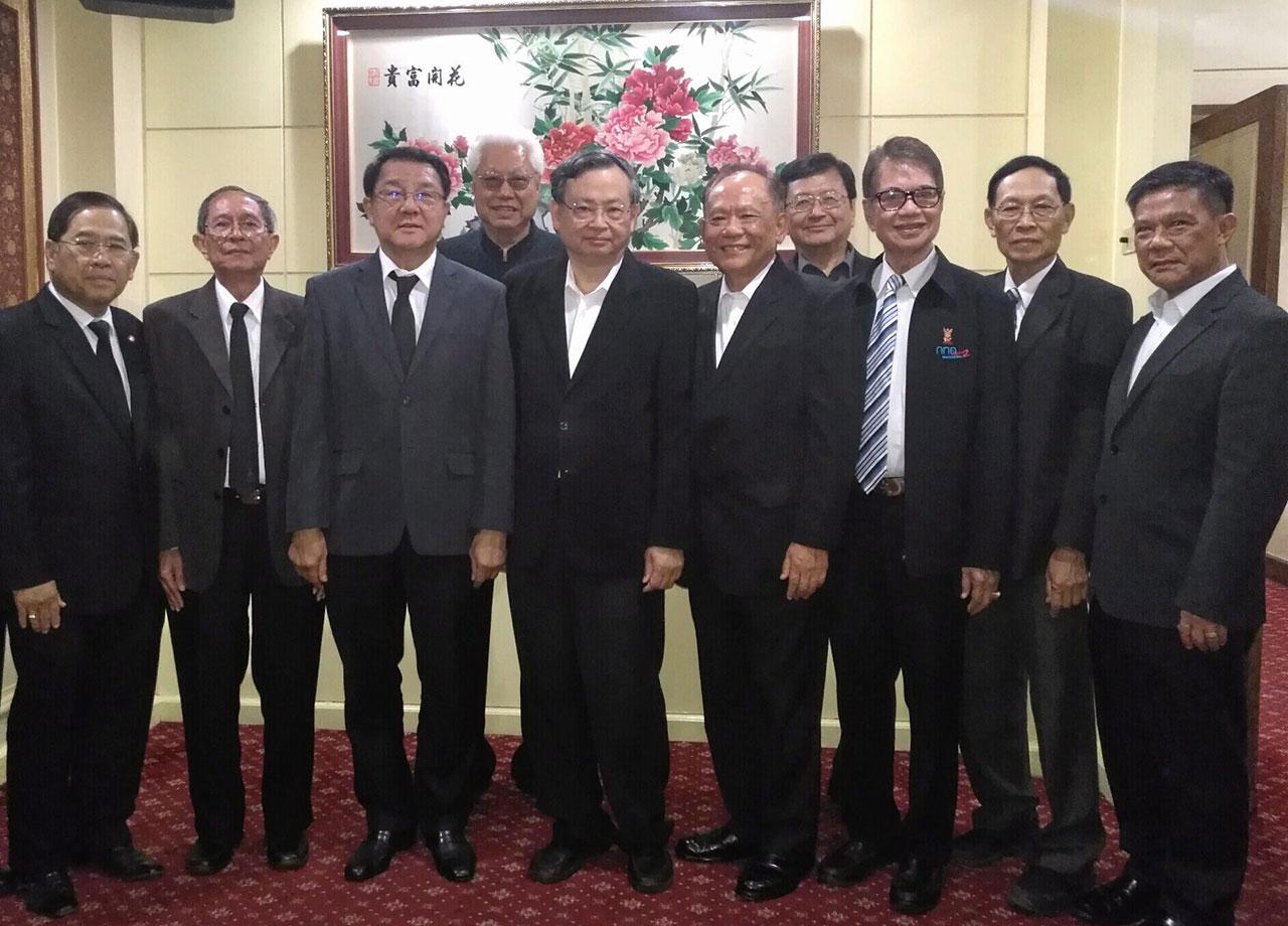 ตามวาระ วินัย ดำรงค์มงคลกุล และ วัฒนชัย คุ้มวงศ์ดี จัดงานเลี้ยงในโอกาสครบวาระหน้าที่ให้แก่ พงษ์นิวัฒน์ ยุทธภัณฑ์บริภาร พร้อมต้อนรับ เข็มชัย ชุติวงศ์ อัยการสูงสุดคนใหม่ โดยมี ศ.สม จาตุศรีพิทักษ์ และ ไพรัช วรปาณิ มาร่วมงานด้วย ที่โรงแรมโซทวินทาวเวอร์ วันก่อน.