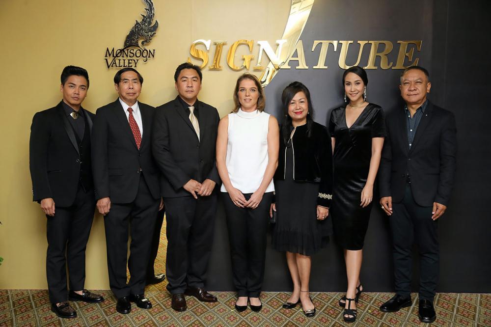 ดื่มเพลิน แคธริน พัฟฟ์ เปิดตัว “มอนซูน แวลลีย์ ซิกเนเจอร์” ไวน์คุณภาพสูงทั้งขาวและแดงผลิตจากองุ่นคัดสรรพิเศษพร้อมปรุงอย่างพิถีพิถัน โดยมี รังสรรค์ แจ้งเจนกิจ, ธนะชัย จิรธรรมาวงศ์ และ วีรศักดิ์ ชุณหจักร มาร่วมงานด้วย ที่โรงแรมแมนดาริน โอเรียนเต็ล วันก่อน.
