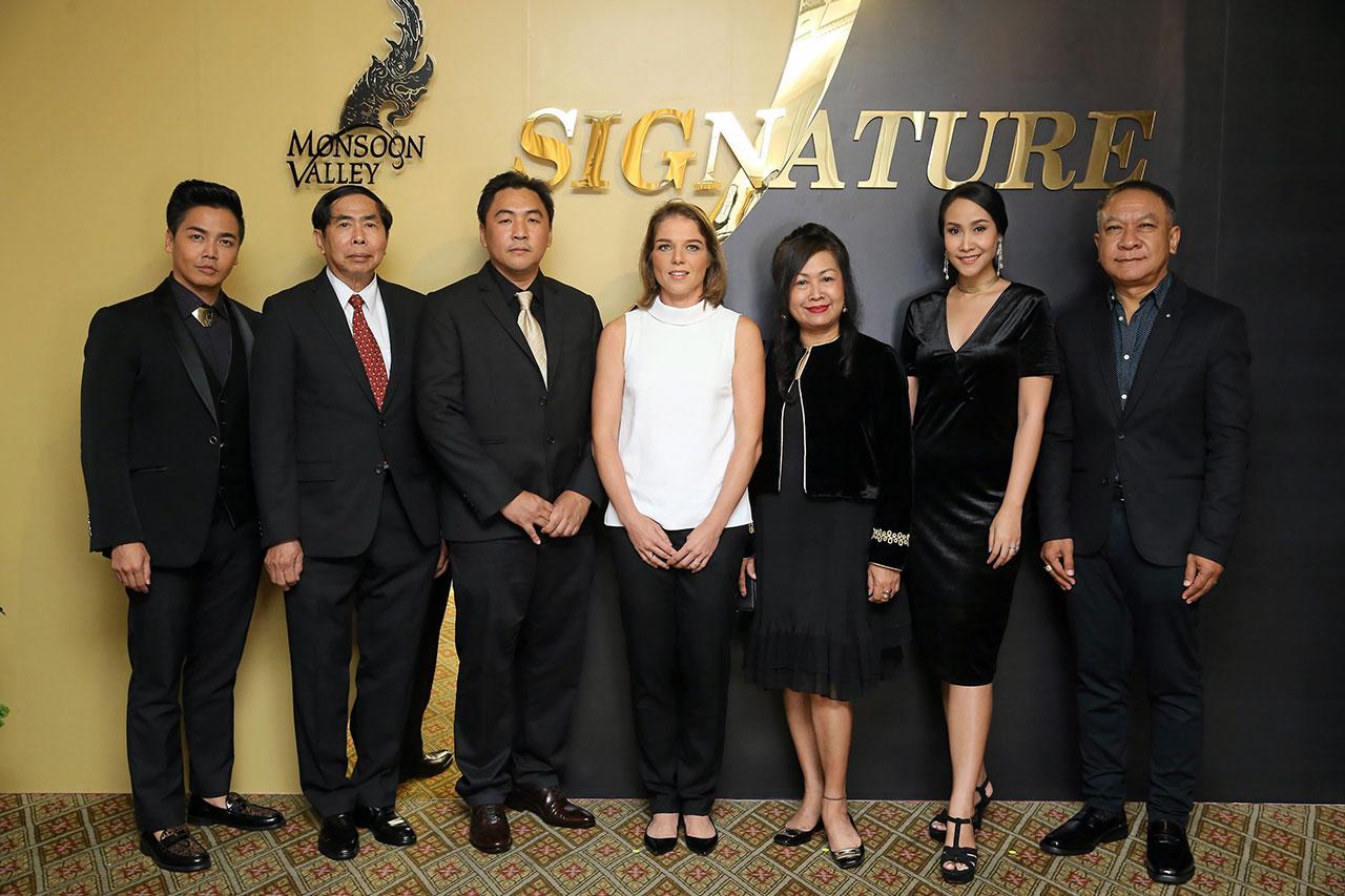 ดื่มเพลิน แคธริน พัฟฟ์ เปิดตัว “มอนซูน แวลลีย์ ซิกเนเจอร์” ไวน์คุณภาพสูงทั้งขาวและแดงผลิตจากองุ่นคัดสรรพิเศษพร้อมปรุงอย่างพิถีพิถัน โดยมี รังสรรค์ แจ้งเจนกิจ, ธนะชัย จิร
ธรรมาวงศ์ และ วีรศักดิ์ ชุณหจักร มาร่วมงานด้วย ที่โรงแรมแมนดาริน โอเรียนเต็ล วันก่อน.