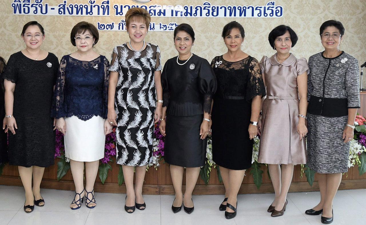 คนใหม่มา ปรานี อารีนิจ นายกสมาคมภริยาทหารเรือ จัดพิธีส่งมอบหน้าที่นายกสมาคมภริยาทหารเรือให้แก่ เกสรา ประทุมสุวรรณ โดยมี พล.ร.ต.หญิง วิจิตรา ภู่เจริญยศ และ ปัญชริน ใคร่ครวญ พร้อมบรรดาสมาชิกมาร่วมในพิธีด้วย ที่อาคาร 38 ปี ภริยานาวี สมาคมภริยาทหารเรือ วันก่อน.
