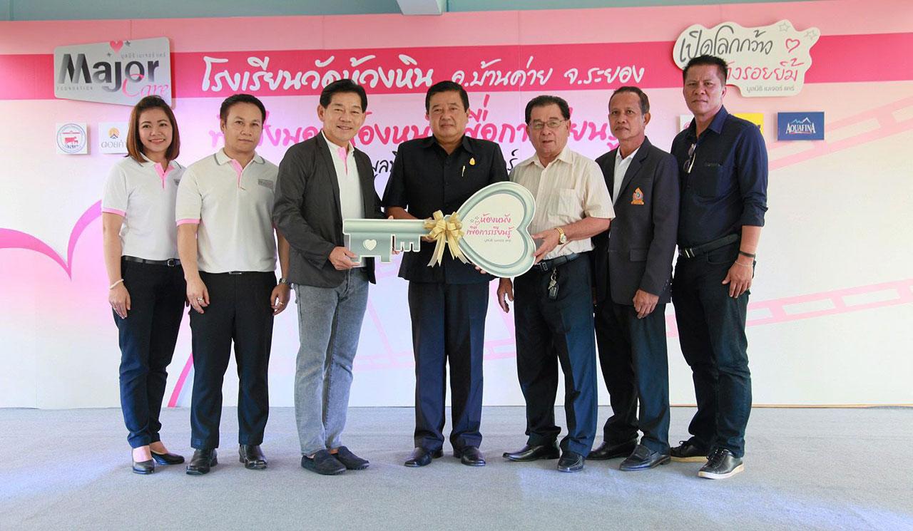 ไว้เรียนรู้ วิชา พูลวรลักษณ์ ประธาน กก.มูลนิธิเมเจอร์ แคร์ ส่งมอบ ห้องหนังเพื่อการเรียนรู้ ของโรงเรียนวัดห้วงหินให้แก่ อลงกรณ์ แอคะรัจน์ นอภ.บ้านค่าย โดยมี สุรชัย ปิตุเตชะ, นาค ระยอง และ อุดร ธรรมมา มาร่วมในพิธีด้วย ที่โรงเรียนวัดห้วงหิน อ.บ้านค่าย จ.ระยอง วันก่อน.