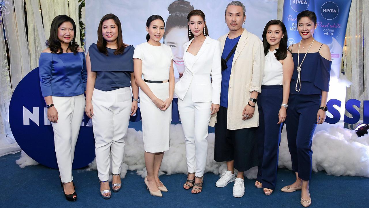 ล้างหน้าดี - เนธิกา ตันสุขานันท์ และ วนัสภรณ์ ธนาสิดาพันธุ์ จัดงานแถลงเปิดตัวผลิตภัณฑ์ใหม่ล่าสุด “นีเวีย ซุปเปอร์ มูส โฟม” โดยมี วิว–วรรณรท สนธิไชย, ฟลุค–รพี ชูสุวรรณ มาร่วมงาน ณ ลานอีเดน ชั้น 1 ศูนย์การค้าเซ็นทรัลเวิลด์ วันก่อน.