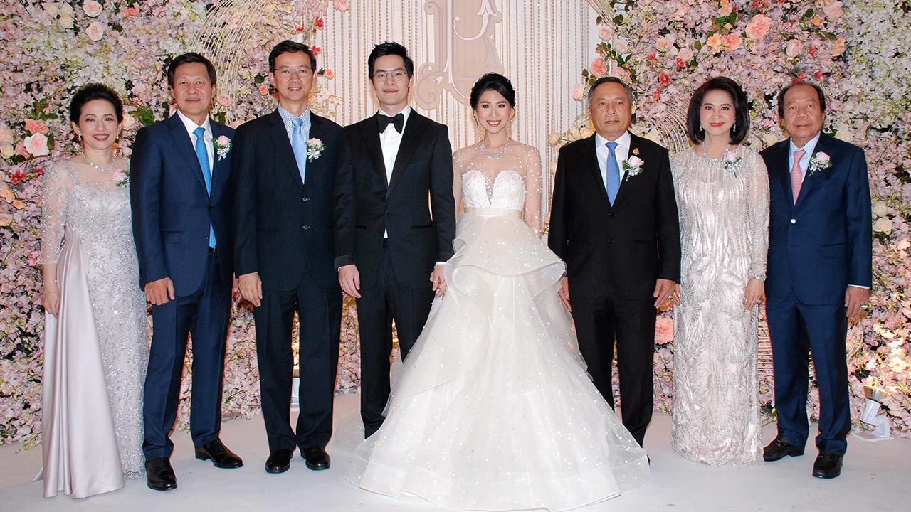 วิวาห์ชื่นมื่น - คณิต วัลยะเพ็ชร์ และ สราวุฒิ อยู่วิทยา เป็นประธานในงานวิวาห์ระหว่าง นันท์ชนก บุตรี ณรงค์–เดือนรุ่ง ไพรัชเวทย์ กับ ชลัฏ บุตร วิชัย–เพชรา ชำนาญรัตนกุล ท่ามกลาง บรรยากาศของความปลื้มปีติจากบรรดาผู้มาร่วมอวยพร ที่โรงแรมแกรนด์ ไฮแอท เอราวัณ วันก่อน.