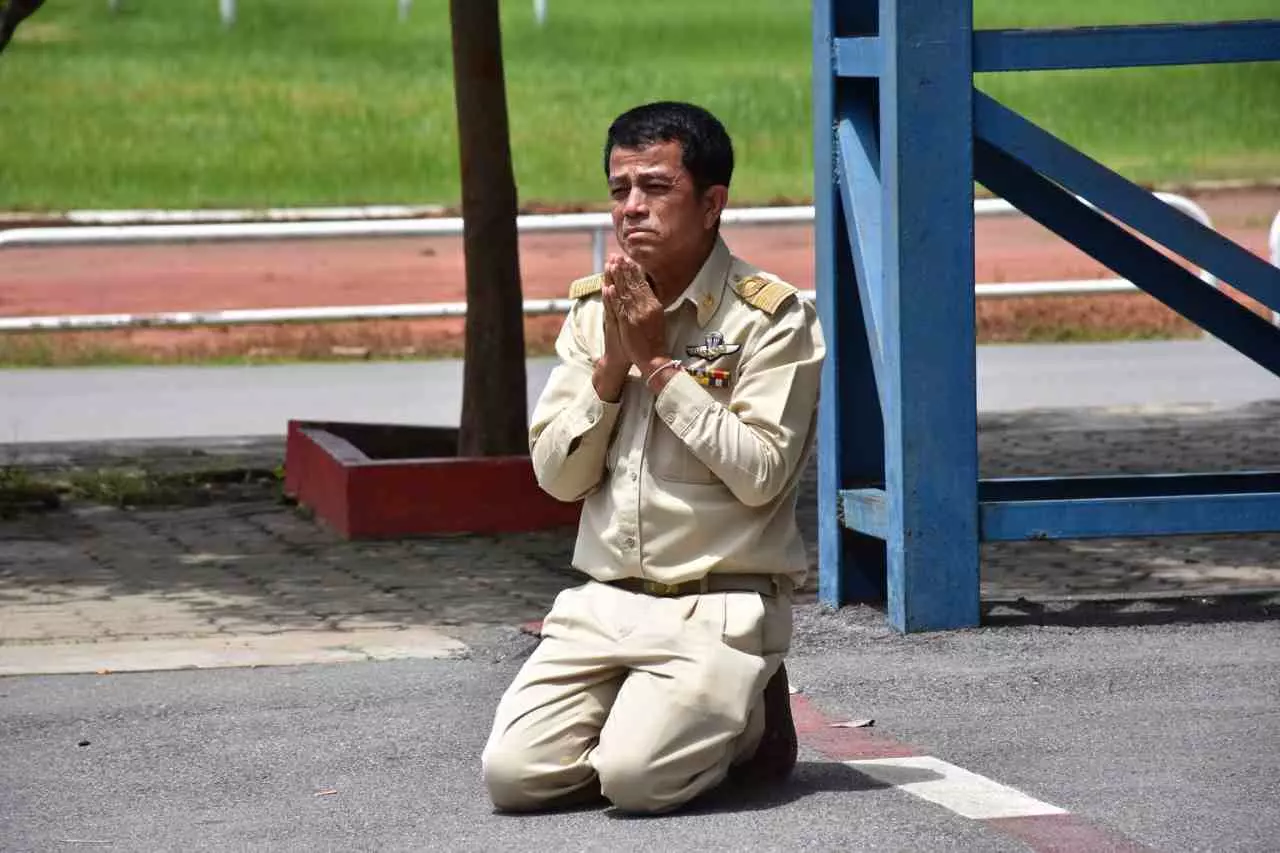 ชาวโซเชียลสุดซึ้ง แห่แชร์ภาพ 'ครูไพฑูรย์' เกษียณราชการ กราบลาโรงเรียน