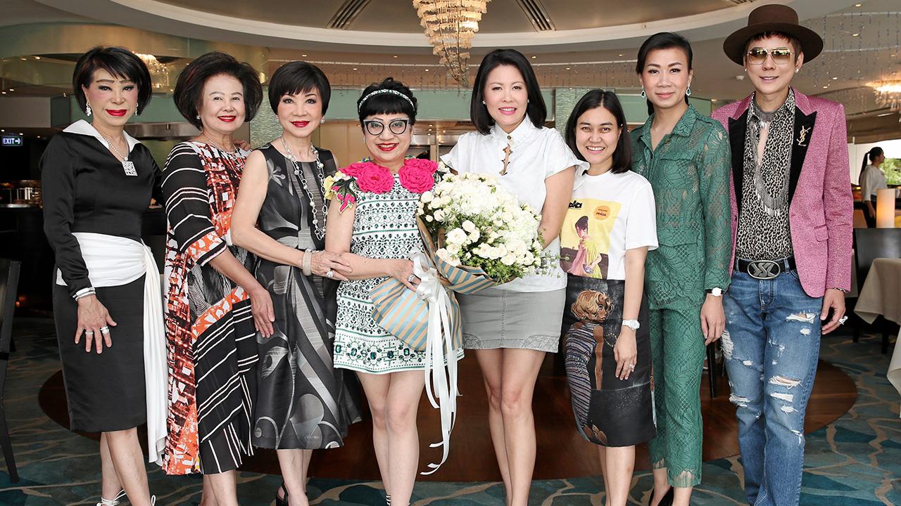 แฮปปี้เบิร์ธเดย์ - นันทวัน แสงธรรมกิจกุล จัดงานเลี้ยงฉลองวันเกิดให้แก่ ดาว เสถียรถิระกุล โดยมี ศรีสุภางค์ มอริส, สลิลาพร กองทองมณีโรจน์, เมย์ อินศรีเชียงใหม่ และ ธาวิน พี เซียวตง มาร่วมอวยพรด้วย ที่ห้องลอร์ดจิมส์ โรงแรมแมนดาริน โอเรียนเต็ล วันก่อน