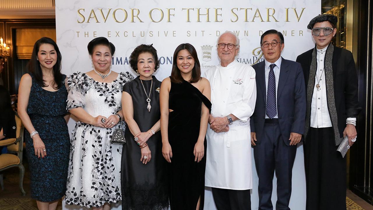 อร่อยมาก - สรัลธร อัศเวศน์ จัดงาน “Siam Paragon Platinum M Card-Savor of The star IV The Exclusive Sit-Down Dinner” สุดยอดอาหารให้แก่สมาชิกแพลตตินั่ม เอ็ม การ์ด โดยมี นารีรัตน์ ชินธรรมมิตร์ และ สุนทรี เตรยาภรณ์ มาร่วมงานด้วย ที่โรงแรมแมนดาริน โอเรียนเต็ล วันก่อน