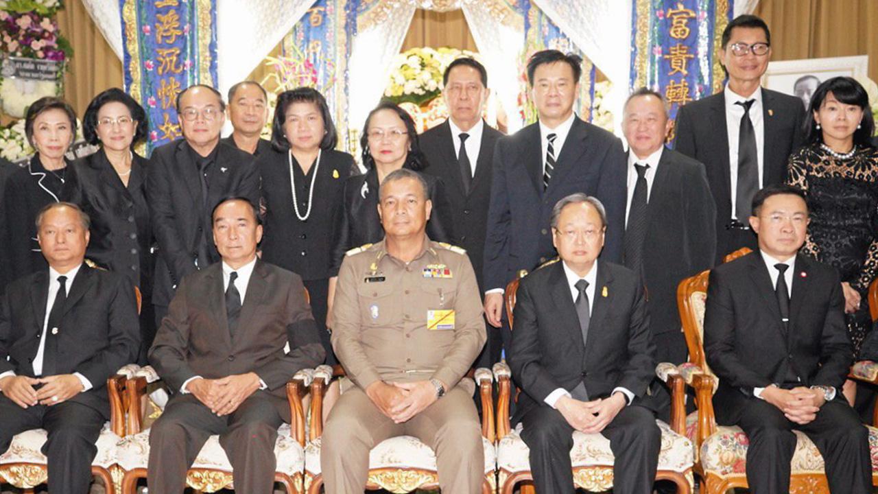 สู่สุคติ - พล.ร.อ.พงษ์เทพ หนูเทศ องคมนตรี เป็นประธานในพิธีสวดพระอภิธรรมศพ เชิดชัย วิไลลักษณ์ โดยมี พล.อ.สุรพงษ์ สุวรรณอัตถ์, พล.ท.ดร.พีระพงษ์ มานะกิจ, ออมสิน ชีวะพฤกษ์, สนธิรัตน์ สนธิจิรวงศ์ และ วิวัฒน์ เลาหพูนรังษี มาร่วมในพิธีด้วย ที่วัดพระศรีมหาธาตุ วันก่อน