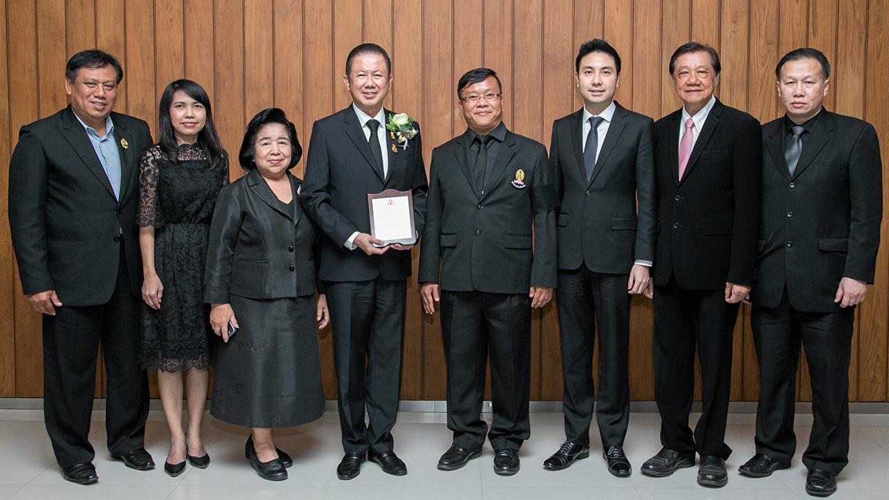 ภูมิใจที่สุด - รศ.ดร.ศิริเดช สุชีวะ คณบดีคณะครุศาสตร์ จุฬา เป็นประธานมอบรางวัลผู้มีจิตสาธารณะอุทิศตนเพื่องานสมาคมหรือมูลนิธิให้แก่ สนั่น อังอุบลกุล โดยมี ผศ.พราวพรรณ เหลืองสุวรรณ, ดร.การัณย์ อังอุบลกุล และ ประยูร ขจิตต์ มาร่วมงานด้วย ที่จุฬาลงกรณ์มหาวิทยาลัย วันก่อน