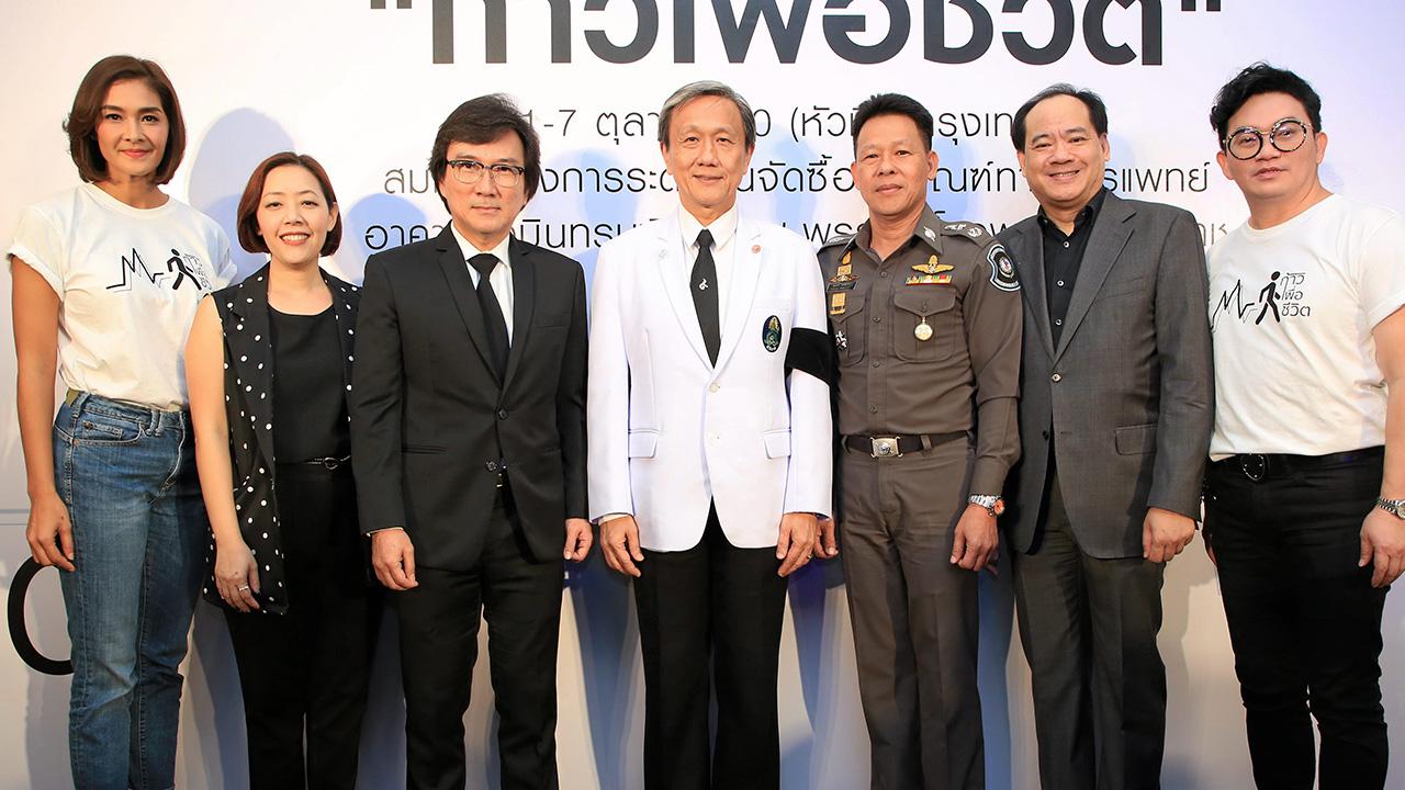 สมทบทุน - สมโภช ชวาลเวชกุล มอบเงินบริจาค 100,000 บาท ให้แก่ ศ.ดร.นพ.ประสิทธิ์ วัฒนาภา เพื่อสมทบทุนโครงการก่อสร้างอาคารนวมินทรบพิตร 84 พรรษา รพ.ศิริราช โดยมี พล.ต.ต.สมชาย เกาสำราญ และ วรวิมล กรรมารางกูร มาร่วมในพิธีด้วย ที่เซ็นทรัลเวิลด์ วันก่อน