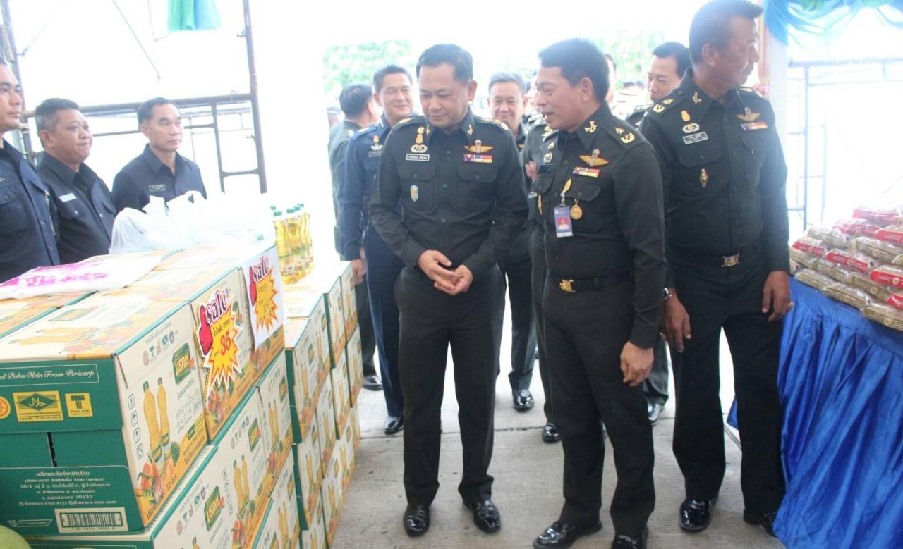เสธ.เบญจ นำ ผบ.ทสส.ตรวจเยี่ยมร้านของ สำนักงานทหารพัฒนาภาค5