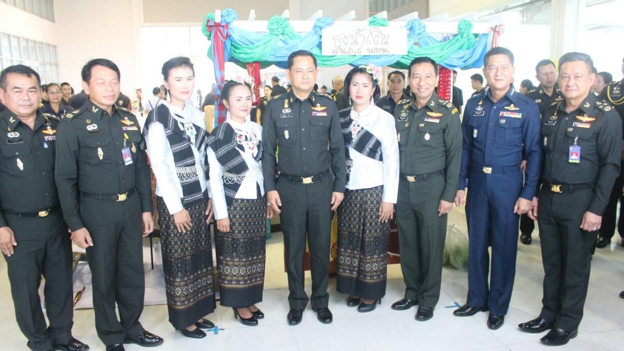 พล.อ.ธารไชยยันต์ ศรีสุวรรณ ผบ.ทสส.ร่วมถ่ายภาพกับคณะ