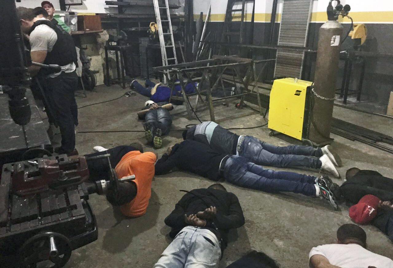 ผู้ต้องสงสัยที่ถูกจับกุมนอนราบกับพื้น