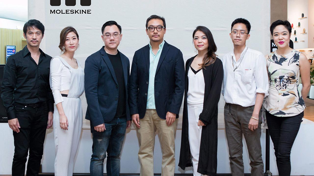รุ่นเด็ด นิธิ ตันติศิลปานนท์ จัด “Moleskine Journey Exhibition” นิทรรศการแสดงลวดลายงานศิลป์บนกระเป๋าคอลเลกชั่นคลาสสิกรุ่นลิมิเต็ด ผลงานของ ธัชมาพรรณ จันทร์จำรัสแสง, วสุ วิรัชศิลป์ และ สรวิศ ประคอง โดยมี บรม พิจารณ์จิตร มาร่วมงานด้วย ที่เซ็นทรัล เอ็มบาสซี วันก่อน.