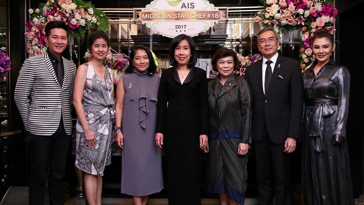 หม่ำเพลิน บุษยา สถิรพิพัฒน์กุล จัดกิจกรรม “เอไอเอส มิชลินสตาร์ เชฟ” มอบให้ลูกค้าคนพิเศษ ได้ลิ้มรสความอร่อยจากฝีมือเชฟระดับโลก ในแคมเปญ “AIS LIVE 360ํ” โดยมี ประเวศวุฒิ-เกษสุดา ไรวา และ ภูมิใจ กฤติยานนท์ มาร่วมชิมด้วย ที่โรงแรมแมนดาริน โอเรียนเต็ล วันก่อน.