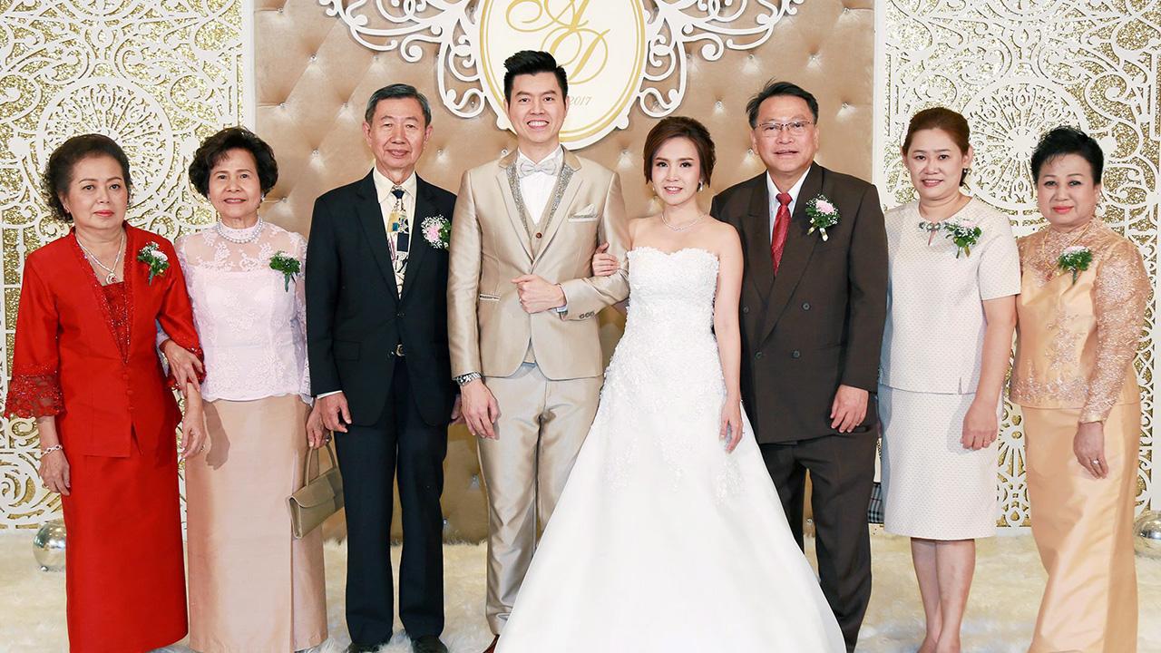 วันวิวาห์ นพ.ประทีป หาญอิทธิกุล และ สุวิทย์ หวังวัฒนานุกุล เป็นประธานในงานวิวาห์ระหว่าง อภิรดา หาญอิทธิกุล บุตรี วราพร วรรยศ กับ ว่าที่ ร.ต.ดิษฐวัฒน์ บุตร วิมลรัตน์ อาศัยธรรม ท่ามกลางความปลื้มปีติของผู้มาร่วมอวยพร ที่โรงแรมมิราเคิล แกรนด์ คอนเวนชั่น วันก่อน.