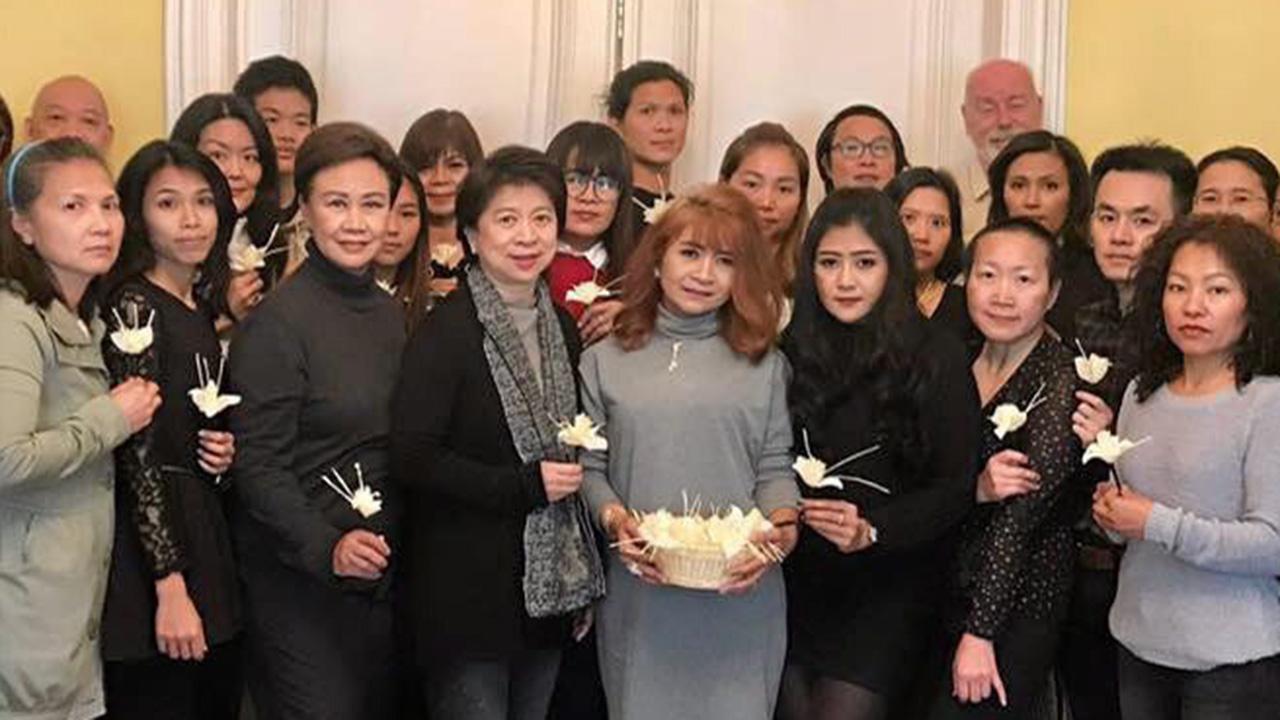น้อมรำลึก จิตอาสาร่วมประดิษฐ์ดอกไม้จันทน์ ในพระราชพิธีถวายเพลิงพระบรมศพ พระบาทสมเด็จพระปรมินทรมหาภูมิพลอดุลยเดช บรมนาถบพิตร ซึ่ง สอท. ณ กรุงเฮก ประเทศเนเธอร์แลนด์ จัดขึ้นที่สถานทูตฯ.