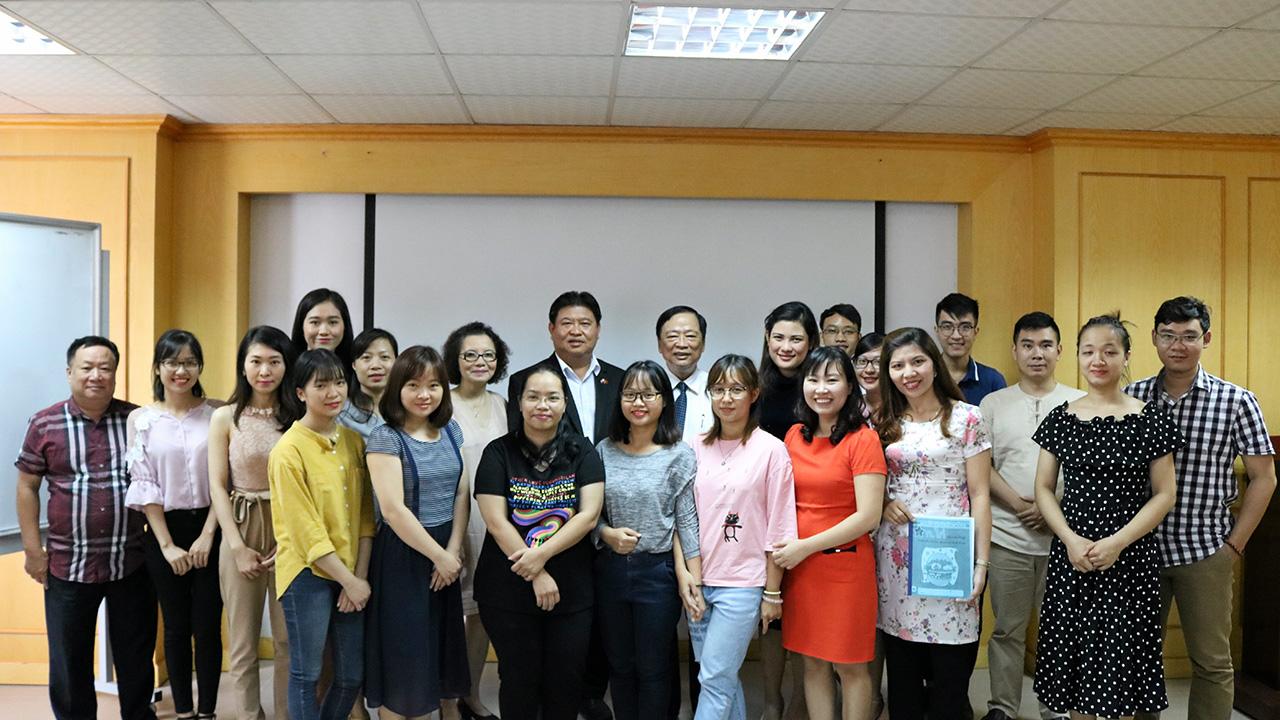 ร่วมมือกัน ไม ด๊ก ล็อค รองประธานสมาคมนักข่าวเวียดนาม ร่วมเปิดอบรมหลักสูตรภาษาไทยแก่ผู้สื่อข่าวเวียดนาม มี วิรัตน์ บัวแย้ม รอง กก.ผจก.ด้านธุรกิจอาหารสัตว์ (ภาคเหนือ) ซีพี เวียดนาม และ สุมนชยา จึงเจริญศิลป์ กก.สมาคมนักข่าวแห่งประเทศไทย ร่วมงาน ที่กรุงฮานอย เวียดนาม.