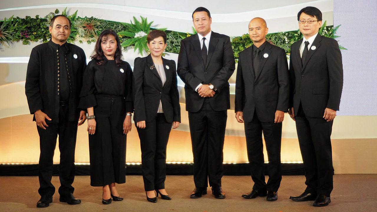จิรุตถ์ อิศรางกูร ณ อยุธยา (3จากขวา) และผู้สนับสนุน ในการนำศาสตร์พระราชามาประยุกต์ใช้ในโครงการ “ก้าวตามรอยพ่อ ประชุมเมืองไทย อิ่มใจตามรอยพระราชดำริ”