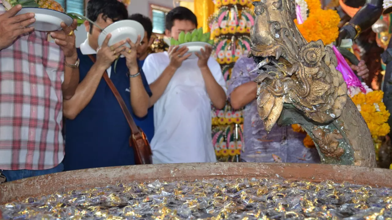 คอหวย! แห่ร่วมพิธีล้นวัดสว่างอารมณ์ บวงสรวง'ปู่ศรีสุทโธ' ขอโชคงวดนี้