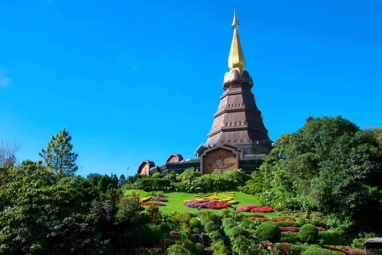 สัมผัสหนาวแรกของปี! กราบ 2 พระมหาธาตุแห่งราชา-ราชินีบนยอดอินทนนท์