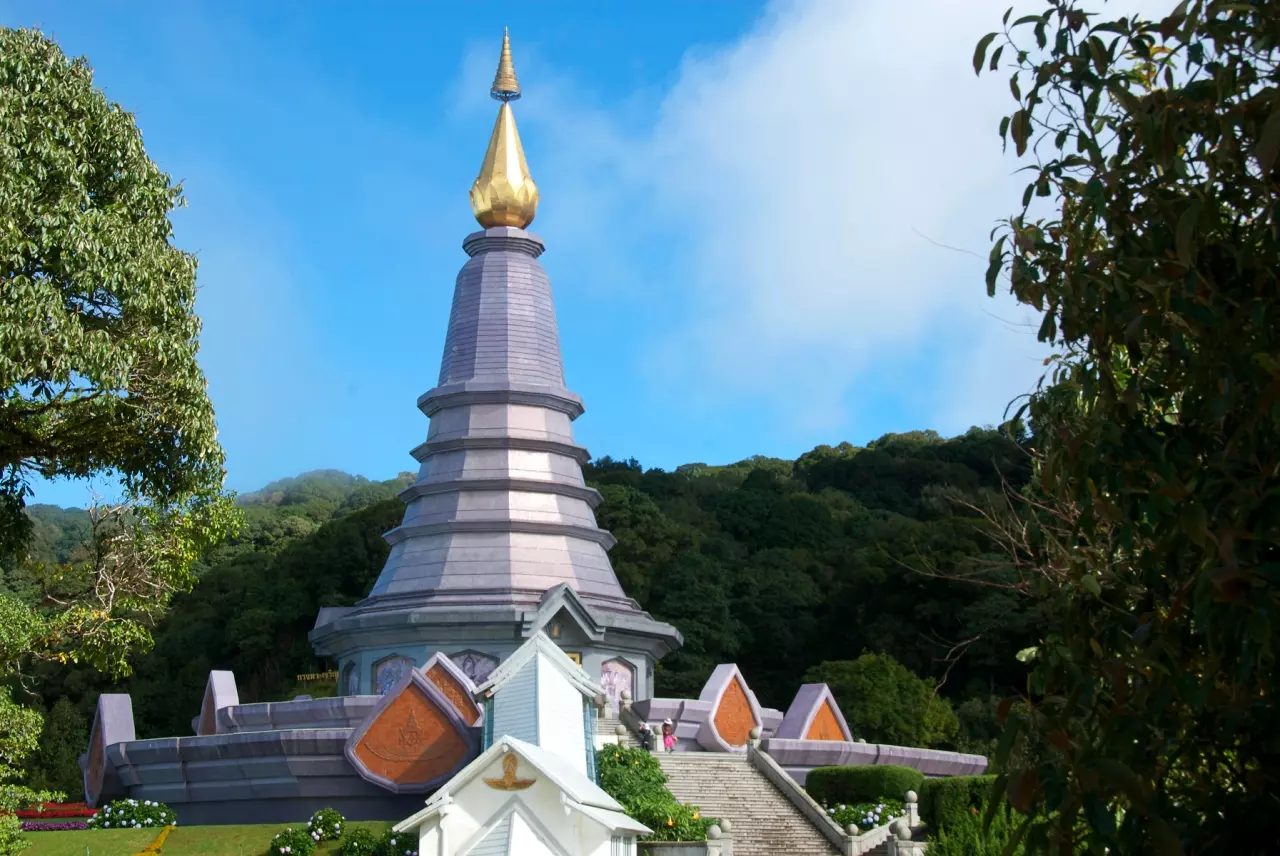 สัมผัสหนาวแรกของปี! กราบ 2 พระมหาธาตุแห่งราชา-ราชินีบนยอดอินทนนท์