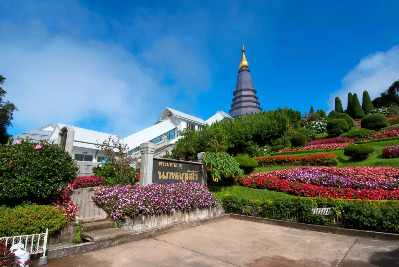 สัมผัสหนาวแรกของปี! กราบ 2 พระมหาธาตุแห่งราชา-ราชินีบนยอดอินทนนท์