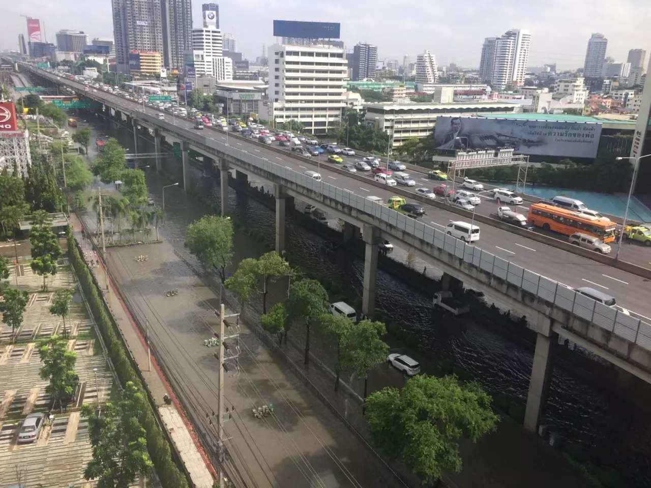 กทม.อ่วม น้ำท่วม ถ.วิภาวดี-โทลล์เวย์ลงดินแดง รถติดยาว รอน้ำลด